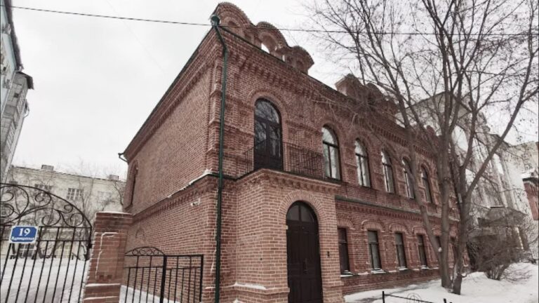 Красавец с Ядринцевской: история в кирпиче