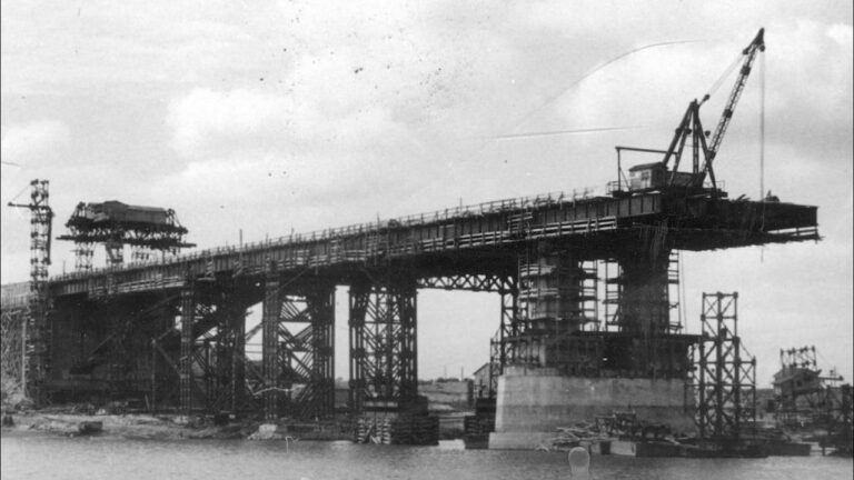 Коммунальный мост Новосибирска: как 113 грузовиков и слезы горожан соединили разорванный город
